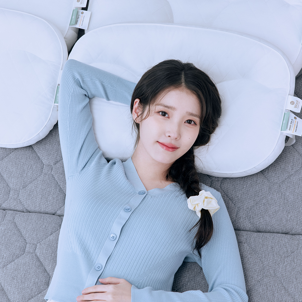 슬립앤슬립 깊은잠 베개 위에 누운 공식 연출 이미지