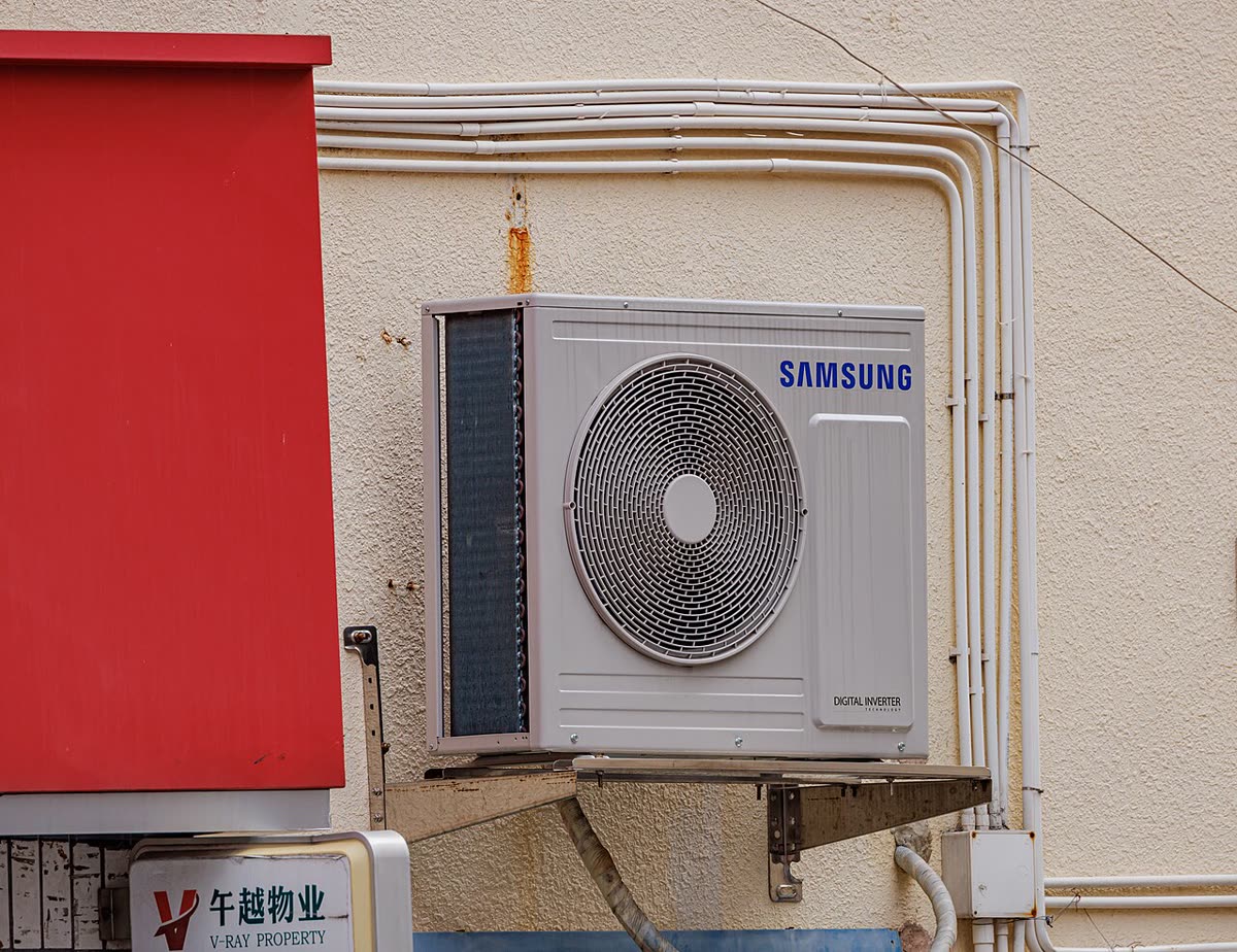 가정 냉방 수요를 설명하는 실제 에어컨 실외기 사진